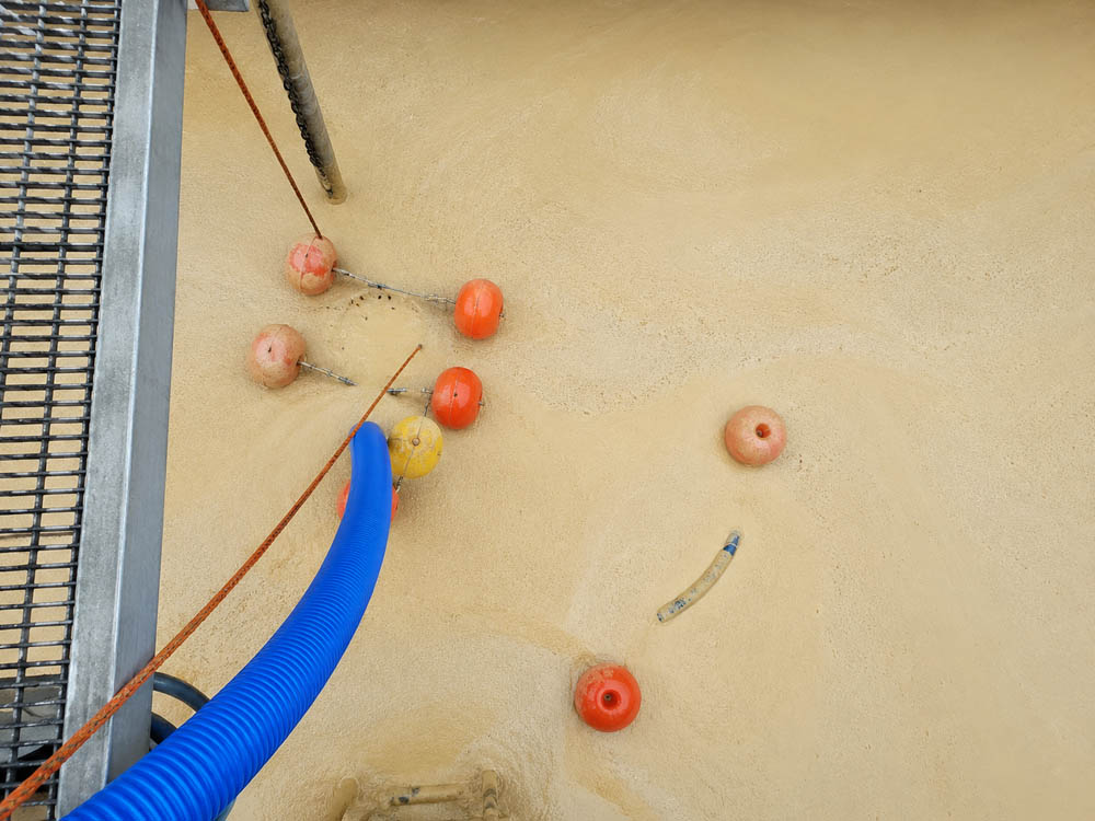 Food sludge: how to manage sludge in food processing plants 2 Floating suction accessory removing concentrated grease and food sludge from a full homogenization tank
