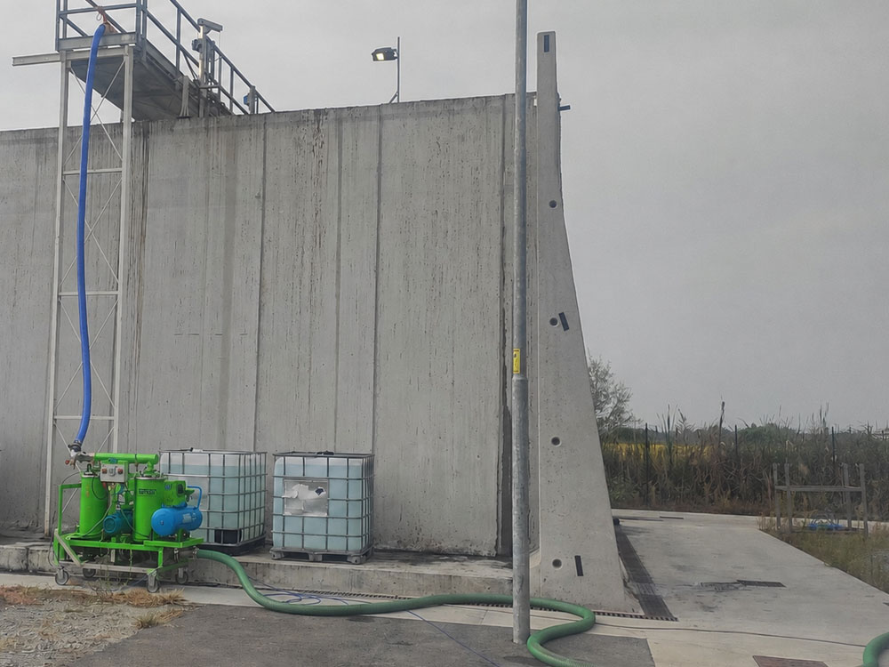 tarua-food-sludge-pump-wastewater-tank TARUA pump operating outside a food processing wastewater tank for food sludge removal