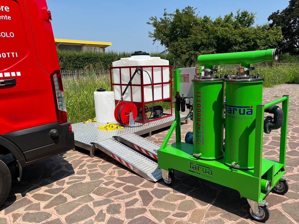 Vacuum industrial vacuum unit - Tarua ® — sludge suction operation in confined space