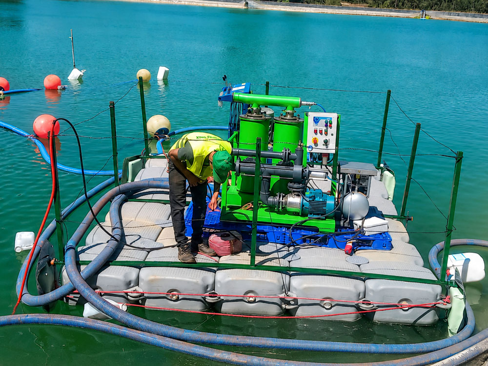 Pulizia lago senza svuotamento: aspirare fanghi e detriti con la pompa giusta 3 Pompa TARUA installata su piattaforma galleggiante per aspirazione fanghi da pulizia lago