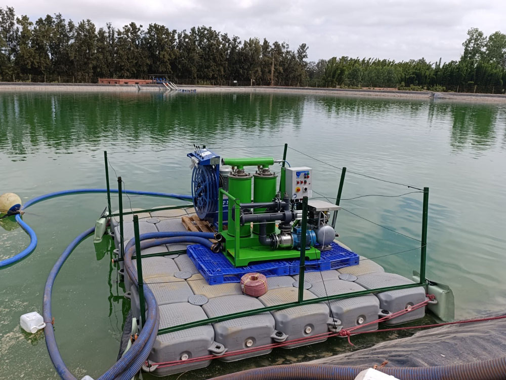 Pompa TARUA su piattaforma galleggiante durante un intervento di pulizia lago Pompa TARUA su piattaforma galleggiante durante un intervento di pulizia lago